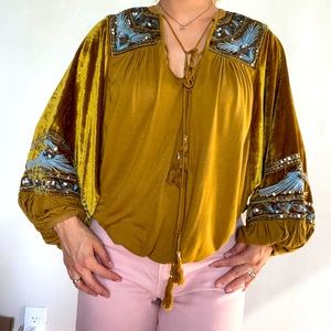 Bohemian velvet blouse with v neck, cord on the front, sequin decoration.